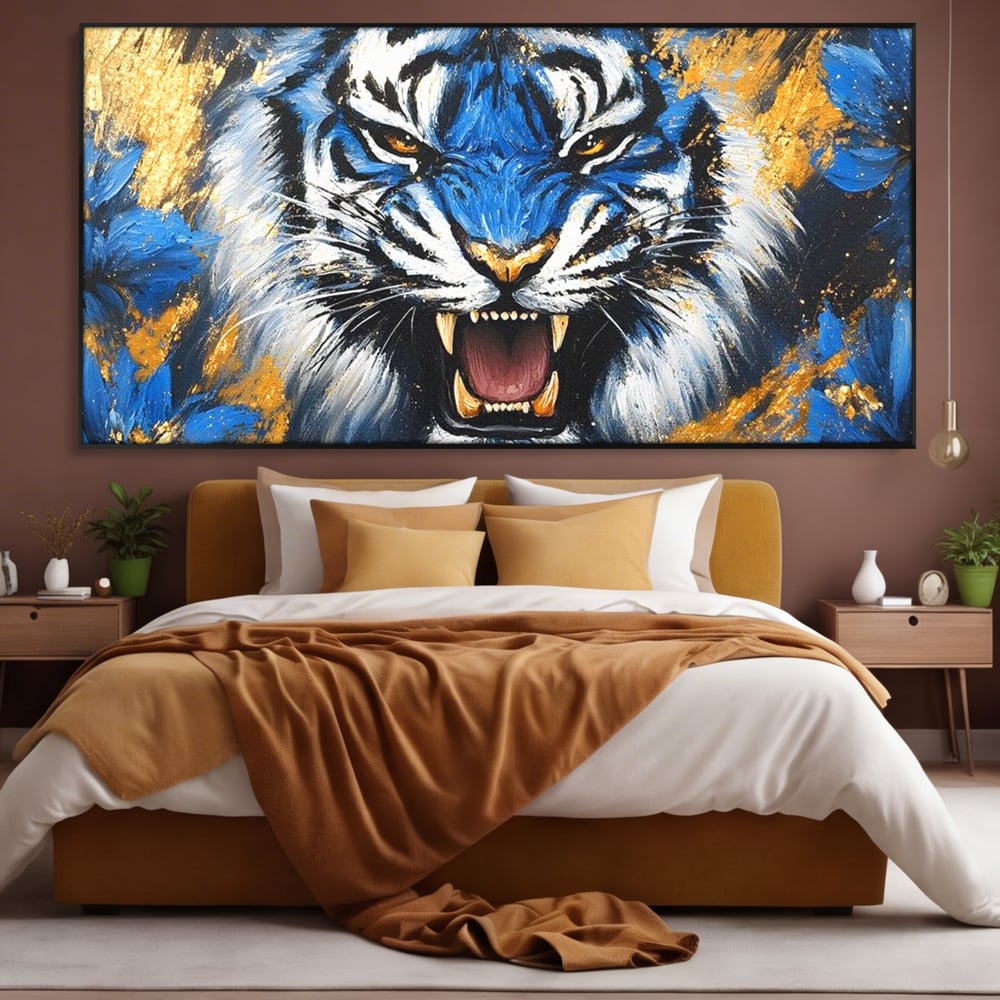 Tablou canvas cu tablou canvas cu tigru albastru si flori, in rama de aluminiu negru, pe perete intr-un dormitor